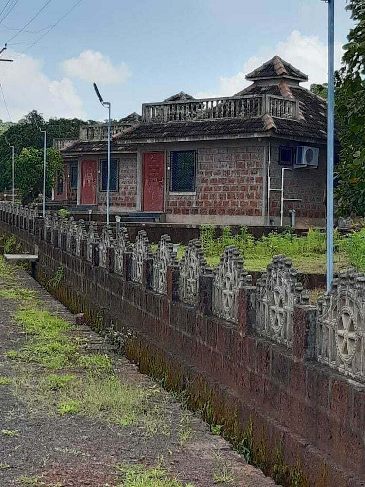 Hostal Aranya Kutir Resort