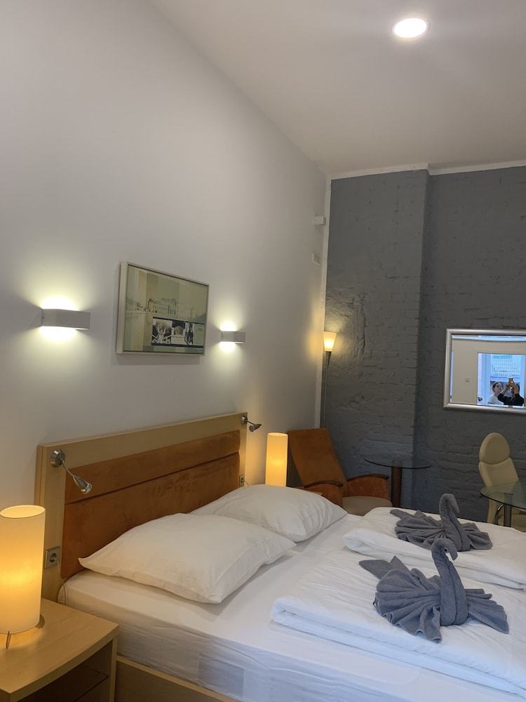 Hotel Lovely Rooms Next To The Trainstation Wg