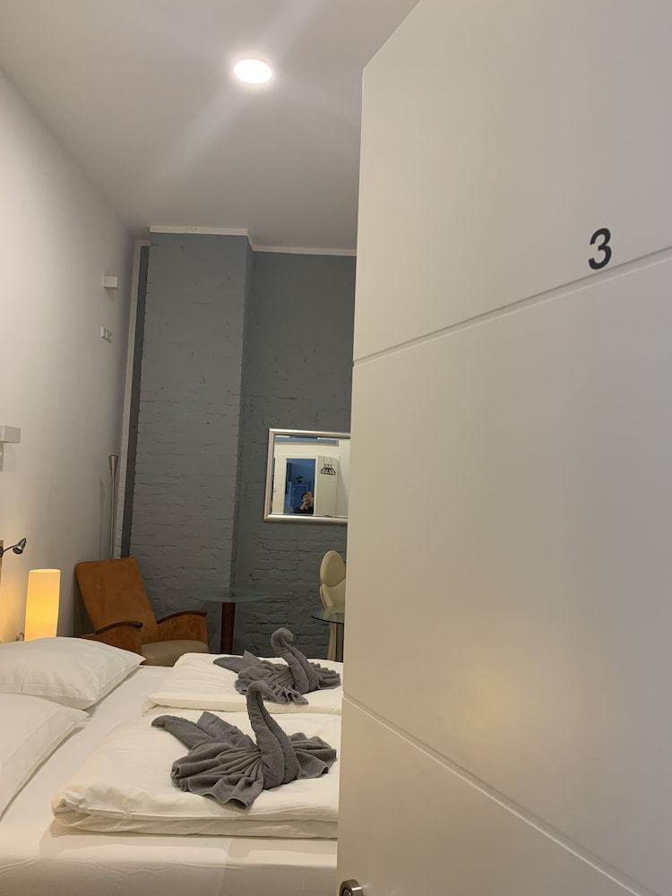 Hotel Lovely Rooms Next To The Trainstation Wg