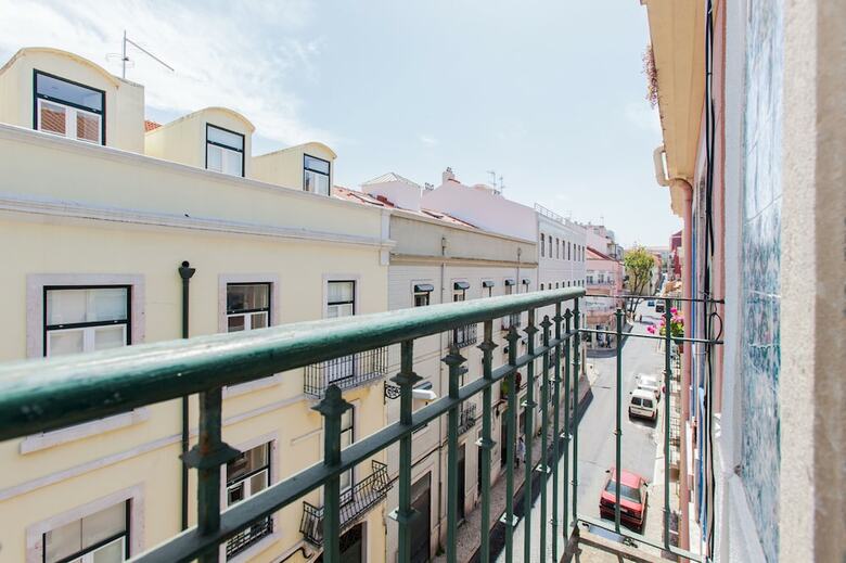 Typical Light Filled Gra�a Apartment + Free Pickup, By Timecooler