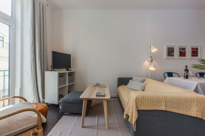 Typical Light Filled Gra�a Apartment + Free Pickup, By Timecooler