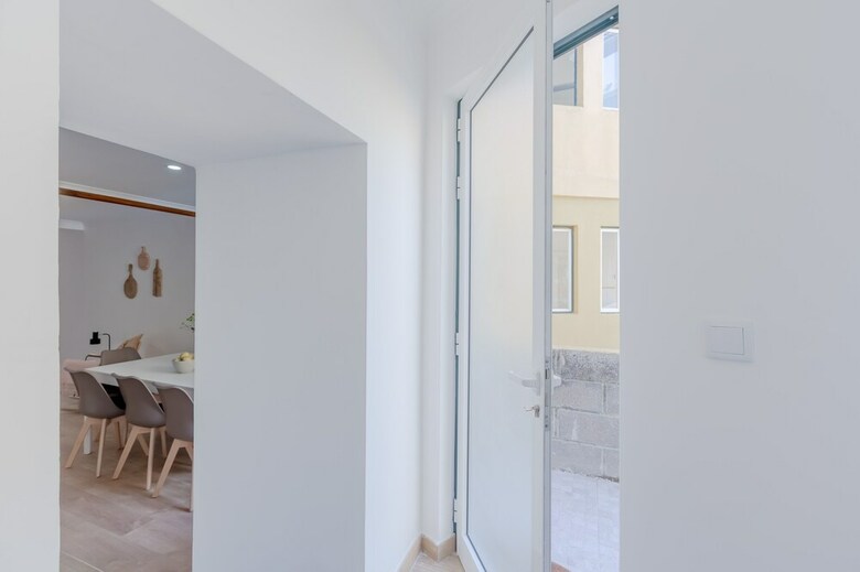 Bright & Spacious W/ Orange Tree Patio Apartment By Timecooler