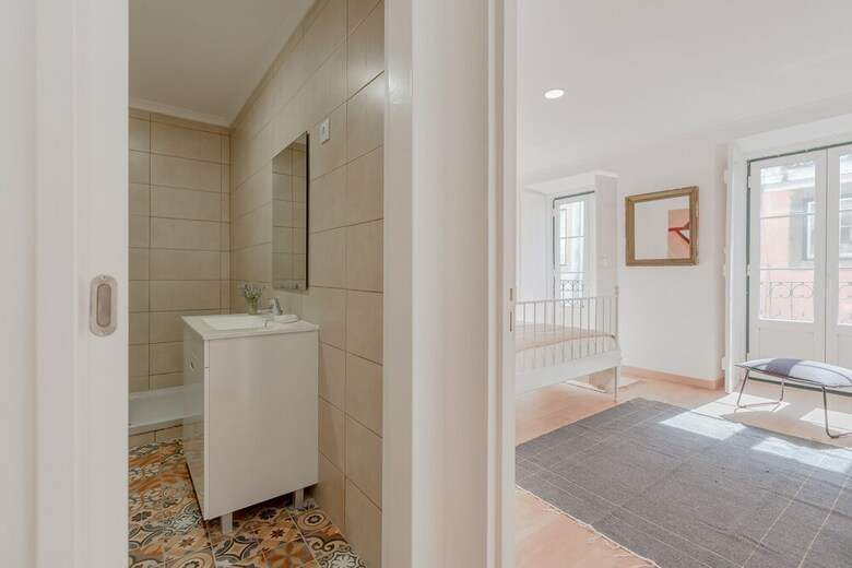 Bright & Spacious W/ Orange Tree Patio Apartment By Timecooler