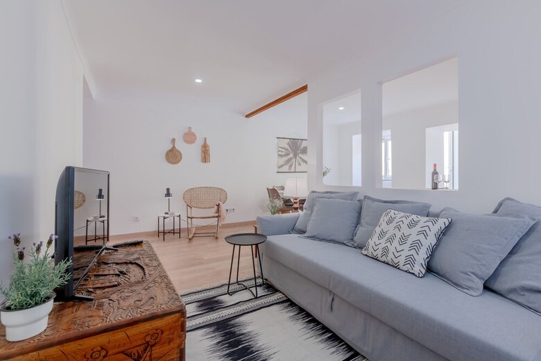 Bright & Spacious W/ Orange Tree Patio Apartment By Timecooler