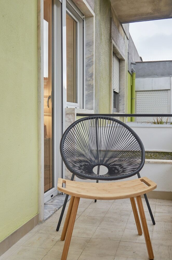 Light Apartment W/ Balcony + Free Pickup Apartment By Timecooler