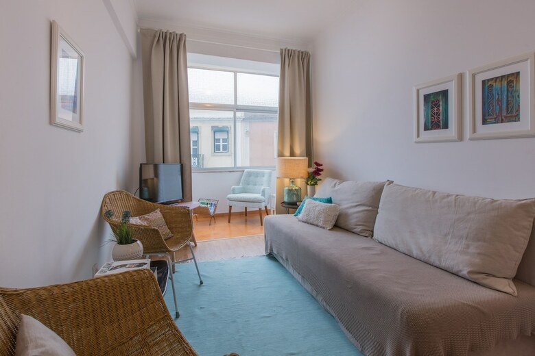 Light Filled Apartment + Free Pick-up, By Timecooler