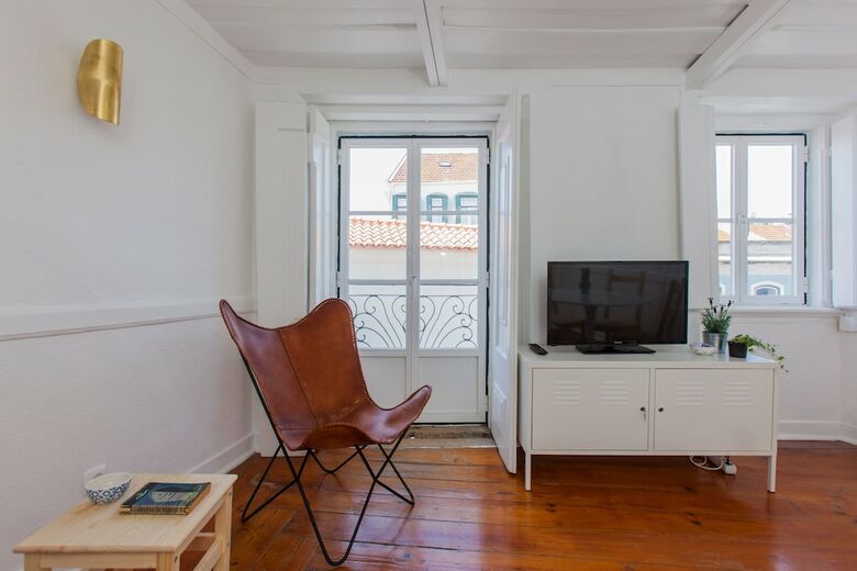 Alfama Sunny & Typical Apartment + Free Pick-up, By Timecooler