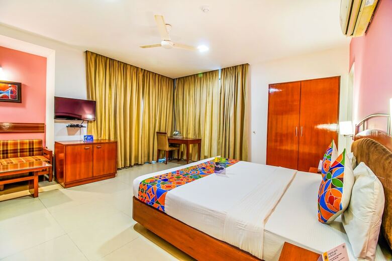 Fabhotel Divine Inn
