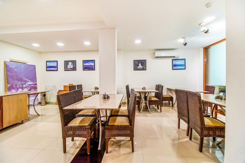 Fabhotel Divine Inn