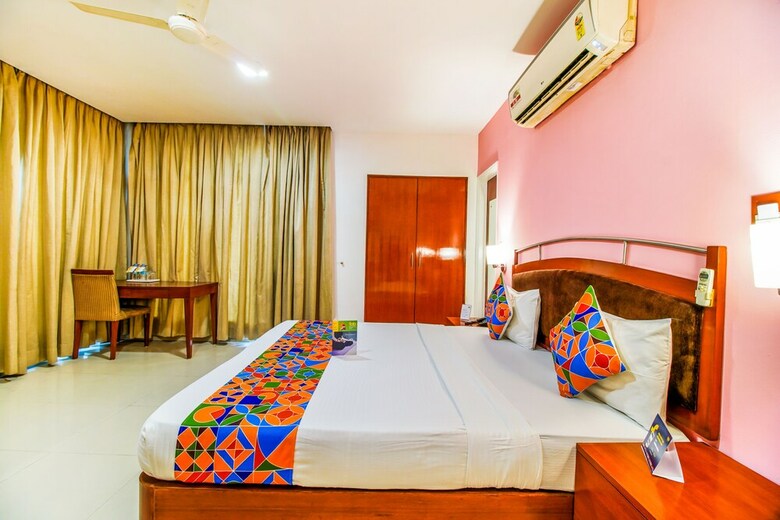 Fabhotel Divine Inn