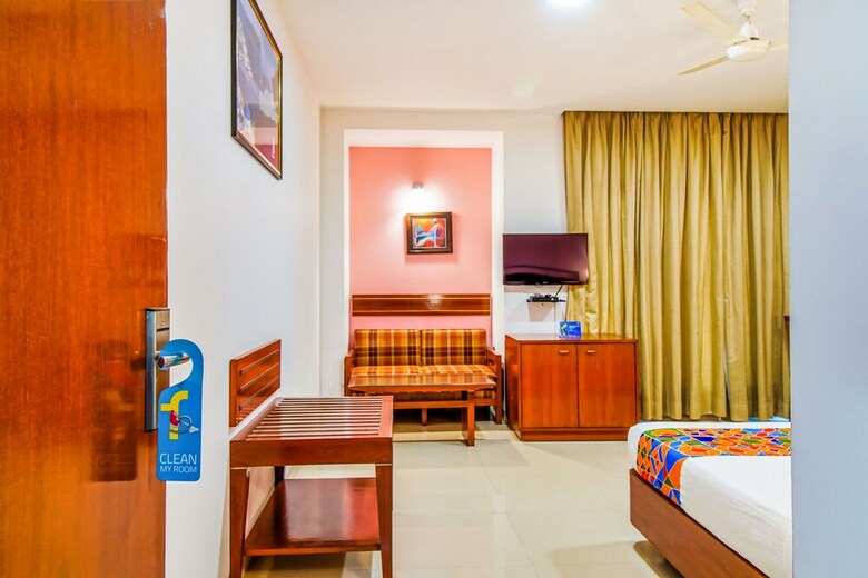 Fabhotel Divine Inn