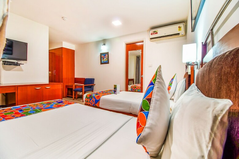 Fabhotel Divine Inn