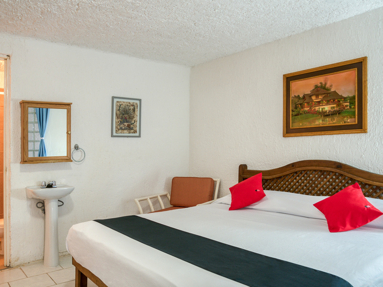 Hotel Capital O Farallon Inn