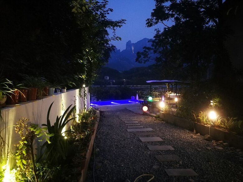Bed & Breakfast Tujia Folk Houses
