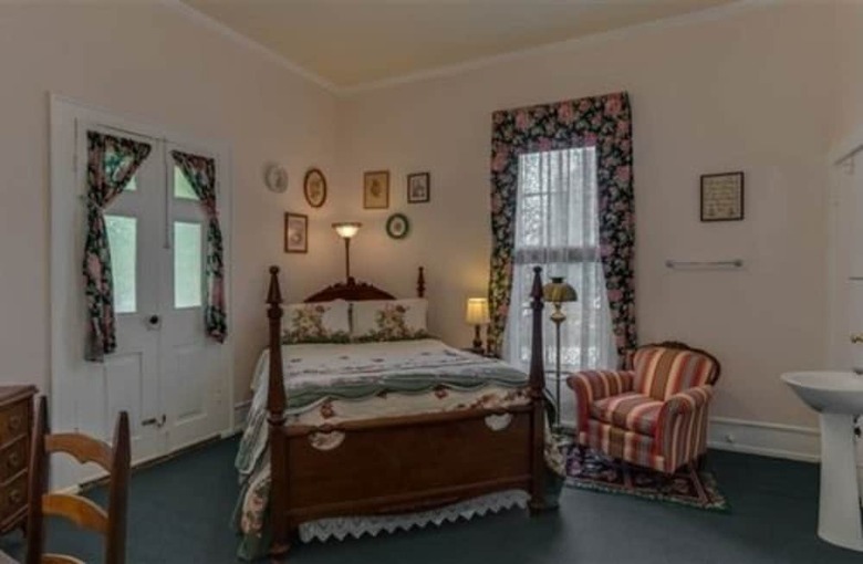 Carrier Houses Bed And Breakfast