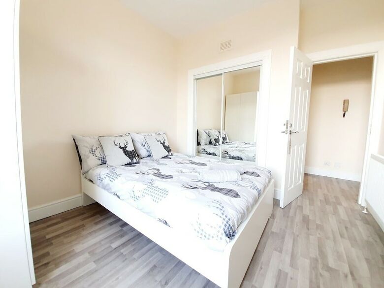 Gorgeous Light Apartment In West End