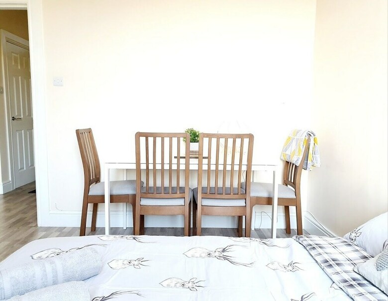 Gorgeous Light Apartment In West End