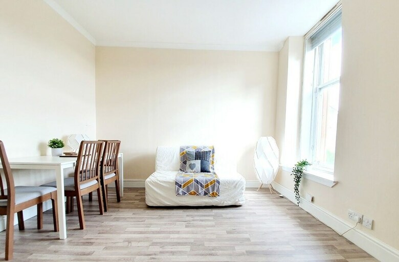 Gorgeous Light Apartment In West End