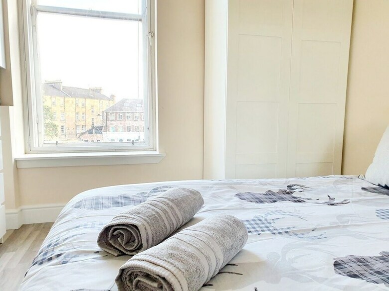 Gorgeous Light Apartment In West End
