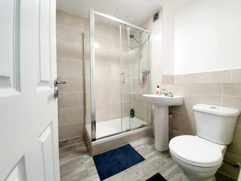 Gorgeous Light Apartment In West End