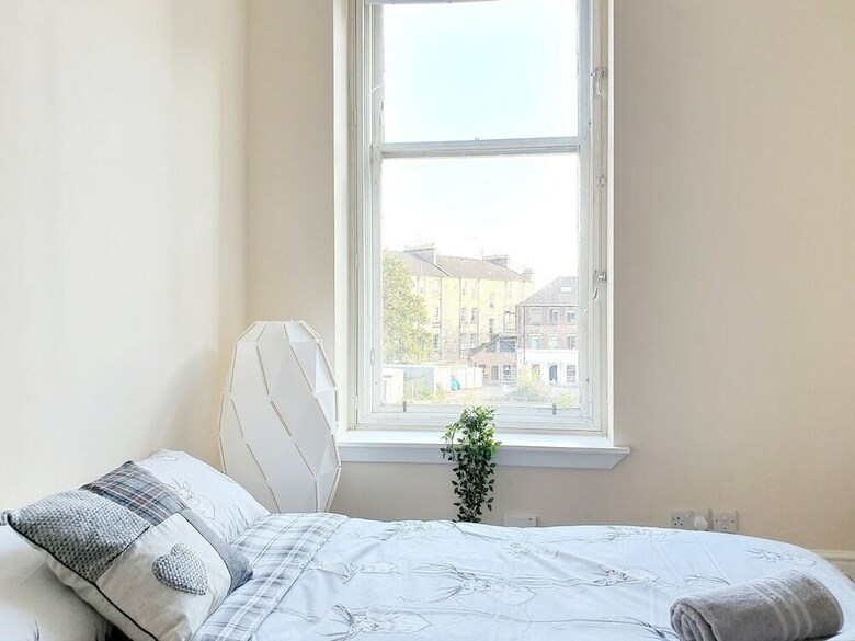 Gorgeous Light Apartment In West End
