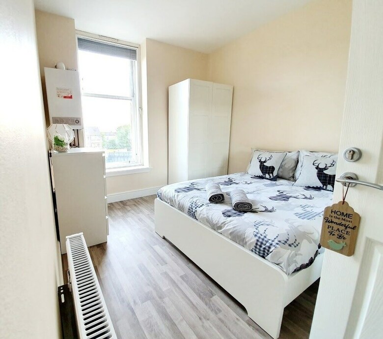 Gorgeous Light Apartment In West End
