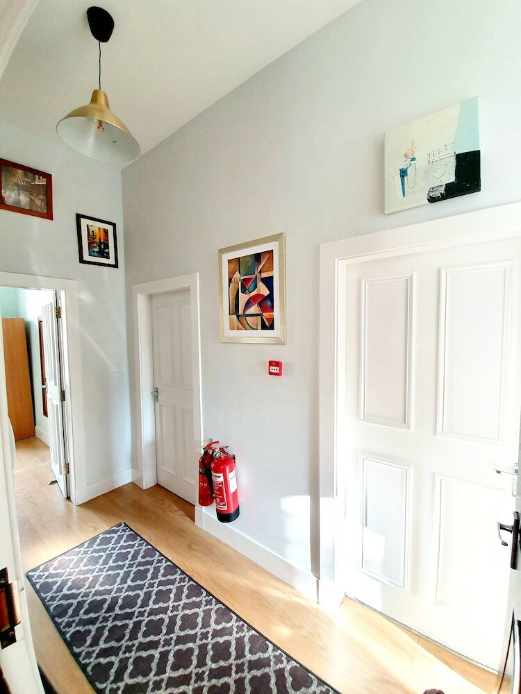 Spacious Home In The Buzzing West End