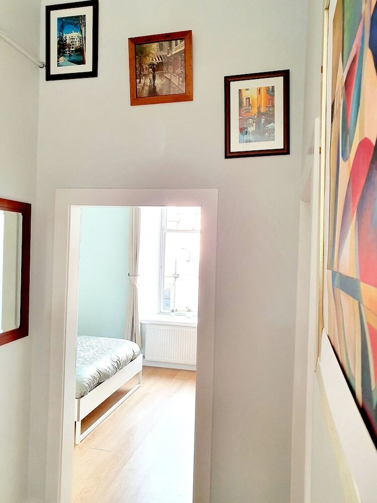 Spacious Home In The Buzzing West End