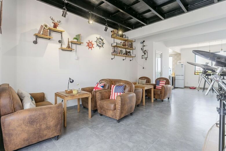 Hotel Le Tu Community