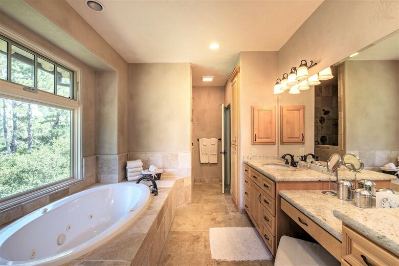 Lx17 Pebble Beach Golfer Retreat