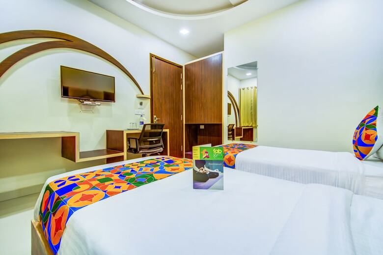 Fabhotel Nayyar Inn