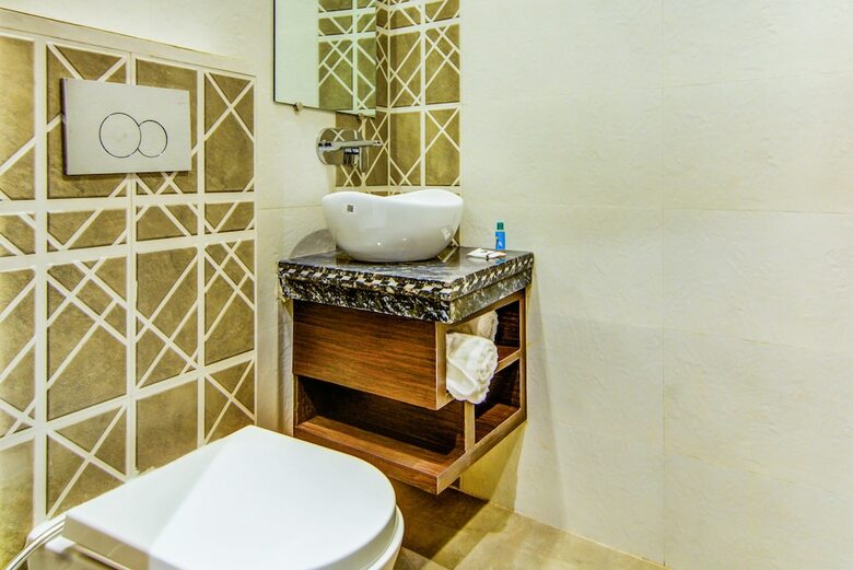 Fabhotel Nayyar Inn