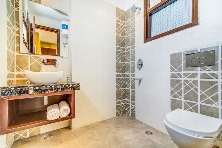 Fabhotel Nayyar Inn
