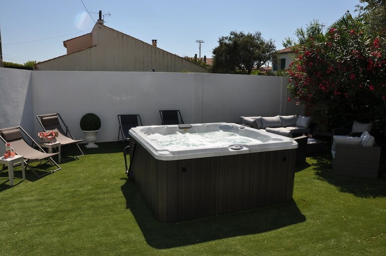 Holiday In Arles - Villa Jacuzzi