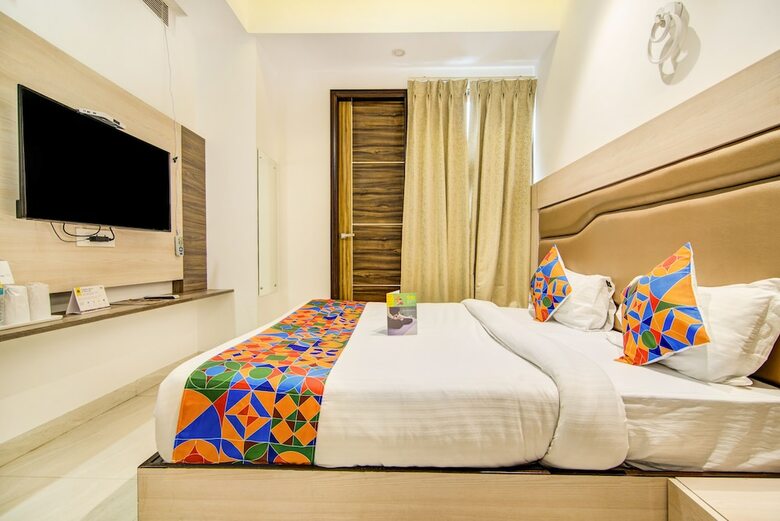 Fabhotel Yellow