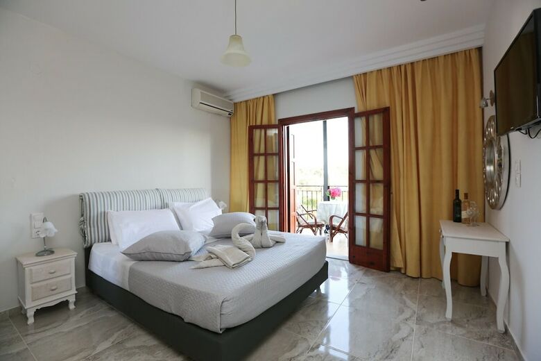 Apartamentos Theodora Studios & Suites