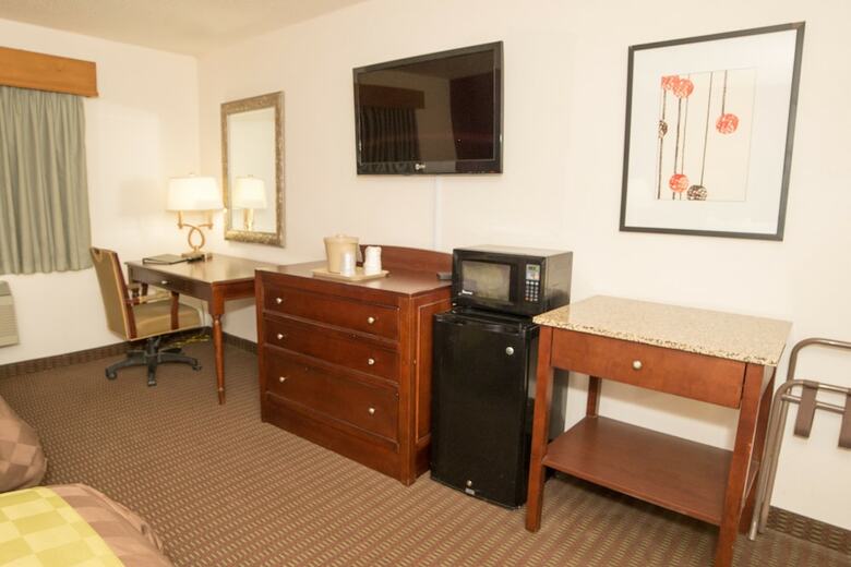 Hotel Hometown Inn & Suites