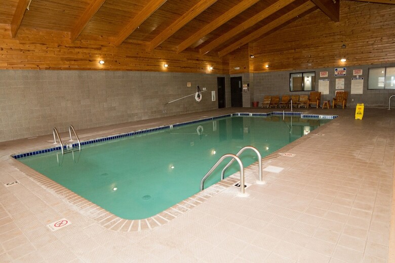Hotel Hometown Inn & Suites