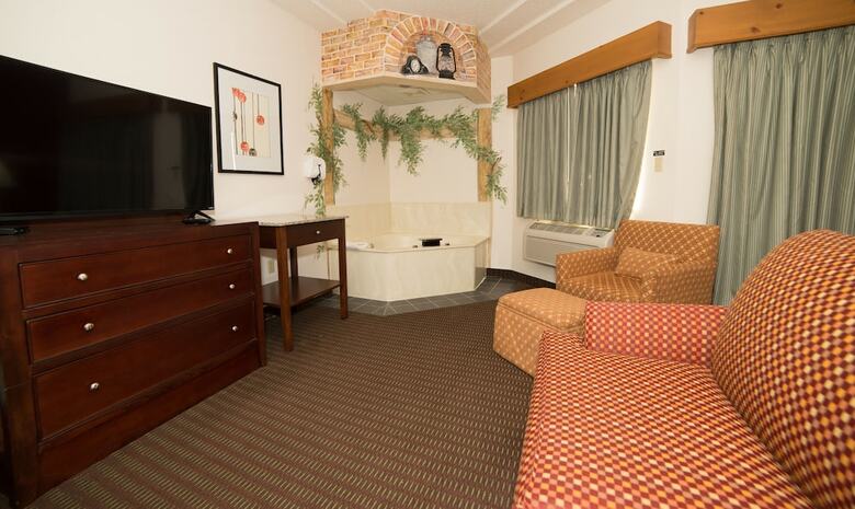 Hotel Hometown Inn & Suites