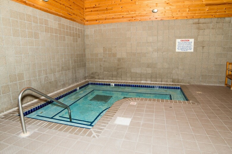 Hotel Hometown Inn & Suites