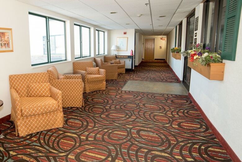 Hotel Hometown Inn & Suites