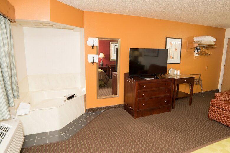 Hotel Hometown Inn & Suites