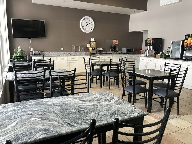 Hotel Hometown Inn & Suites