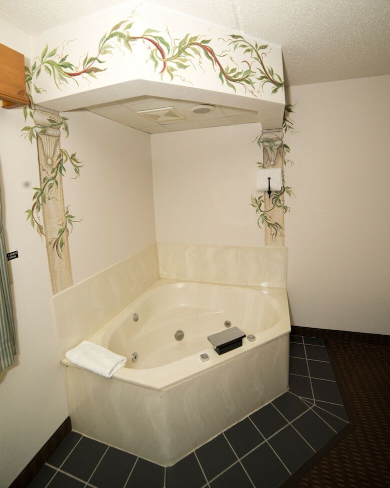 Hotel Hometown Inn & Suites
