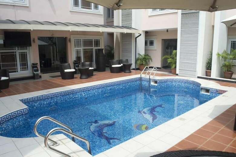 Queensgate Continental Hotel And Suites