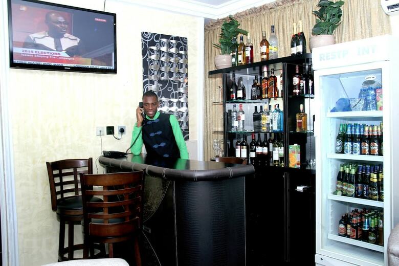 Queensgate Continental Hotel And Suites