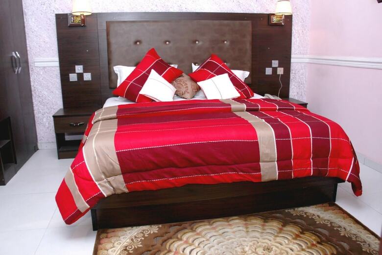 Queensgate Continental Hotel And Suites