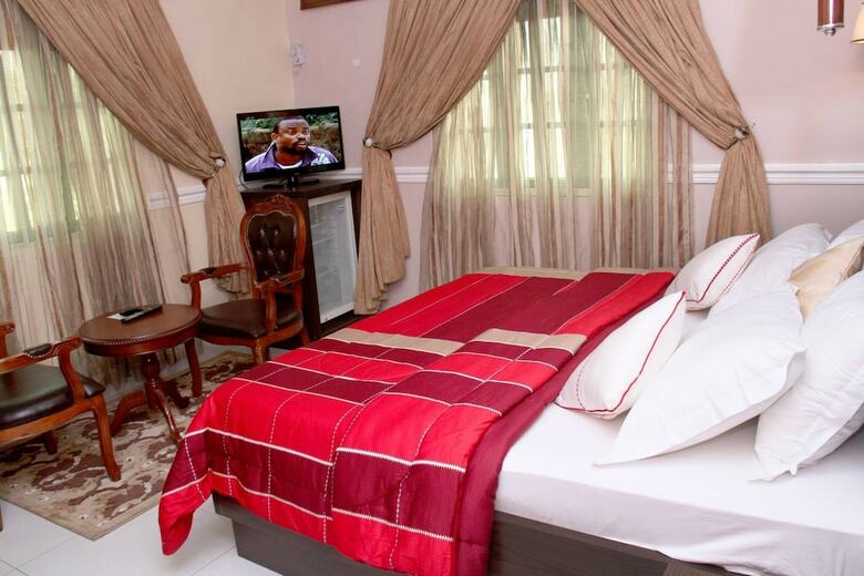 Queensgate Continental Hotel And Suites