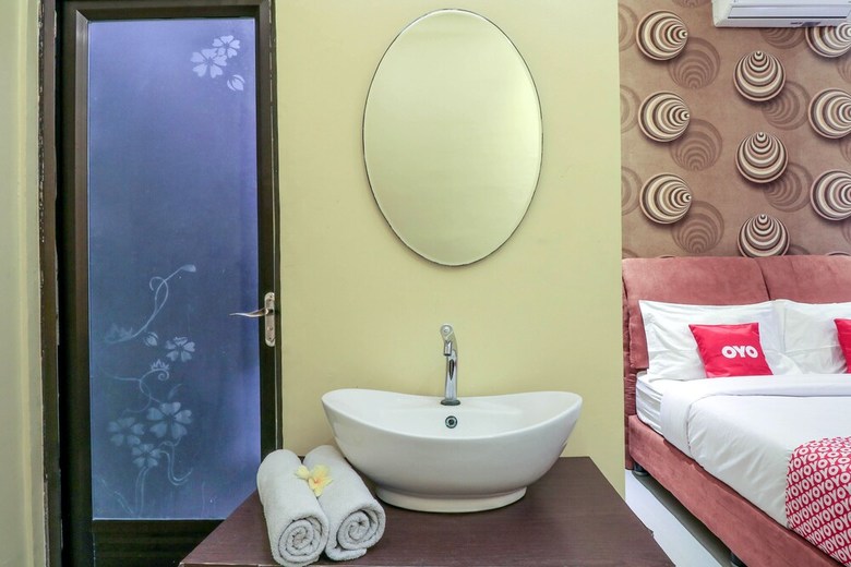 Hostal Oyo 1836 Aeena Village