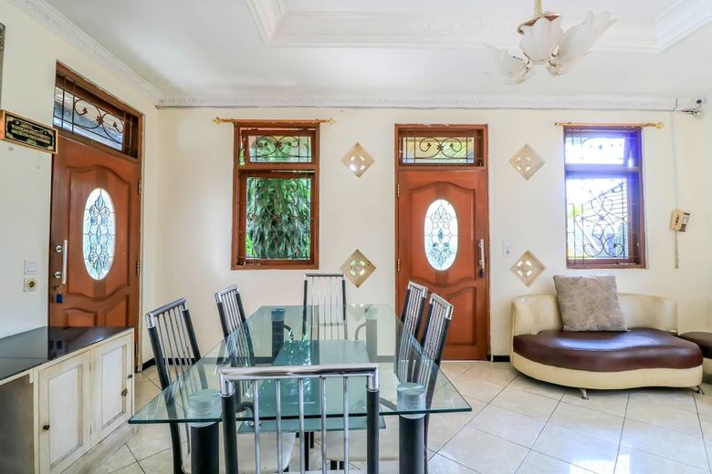 Hostal Oyo 1836 Aeena Village